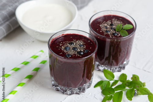 Fotografía Delicious wild blueberry smoothie milk yogurt ice cream gray background summer d