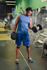 Man doing bicep training in the gym