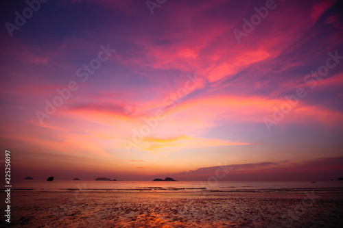 Photographie Twilight sky over the Sea coast.