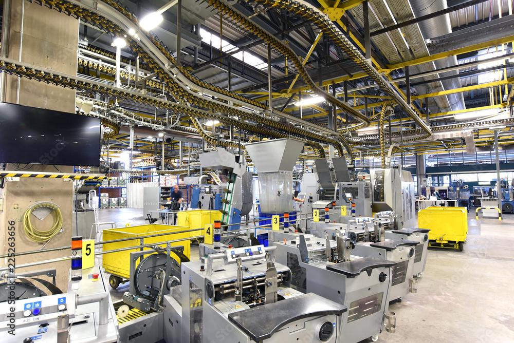 moderne Maschinen in einer Großdruckerei - Interieur in einer Industrieanlage // modern machines in a large printing plant - interior in an industrial plant - obrazy, fototapety, plakaty 