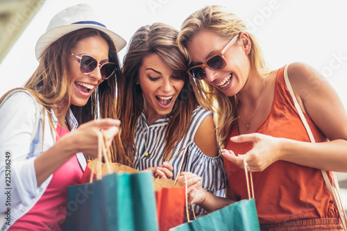 Fotomural Beautiful woman with shopping bags in the city-sale, shopping, tourism and happy
