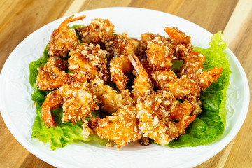 Batter shrimps with salad