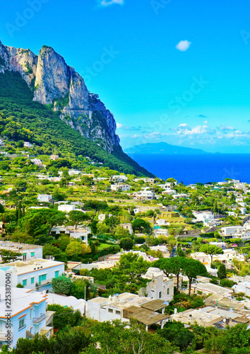 Cuadros en Lienzo Overlooking the beautiful coastline of the island from city center of Capri in Italy in summer