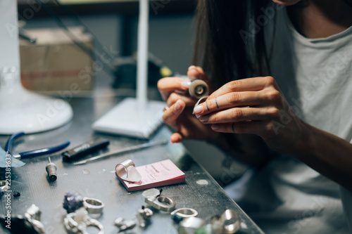 Fotografia The girl works on a jewelry in the workshop