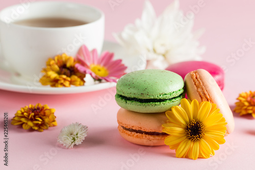 Fotografía Still life and food photo of cake macarons in a gift box with flowers, a cup of tea on light background