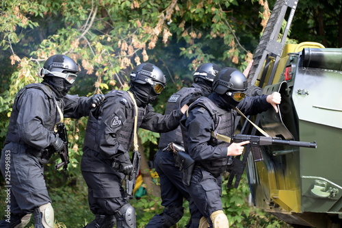 Fotografía National Guard Special Forces soldiers conduct an operation under the cover of a