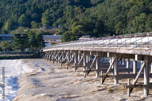 京都嵐山 渡月橋 豪雨の後 Adobe Stock でこのストック画像を購入して 類似の画像をさらに検索 Adobe Stock