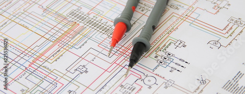 Fotografía Multimeter mit einem Schaltplan 3