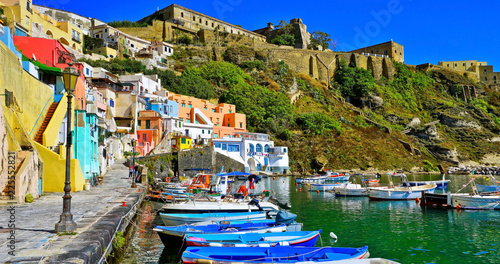 Fotografía View of the colorful houses at the Port of Corricella in Procida Island, Italy
