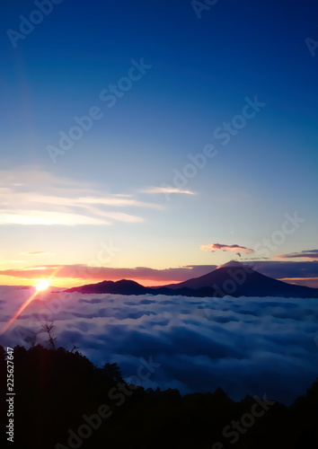 富士山を取り巻く雲海と朝日 Adobe Stock でこのストックイラストを購入して 類似のイラストをさらに検索 Adobe Stock