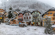 Der Dorfplatz von Hallstatt in Österreich zur Weihnachtszeit mit Schnee