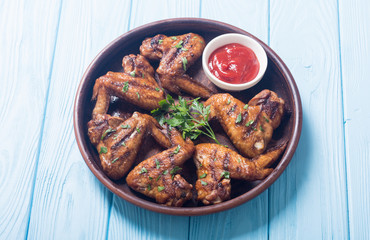 Grilled chicken wings with tomato sauce