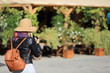 Dziewczyna w kapeluszu i z plecakiem robi zdjęcia na Wrocławskim rynku.