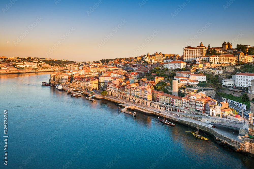 Skyline of Porto, Portugal at sunrise - obrazy, fototapety, plakaty 