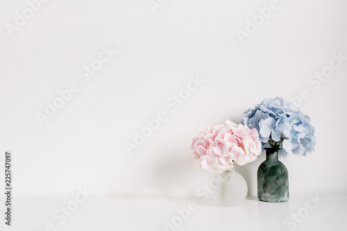 Fotografía Pink and blue pastel hydrangea flower bouquets on white background