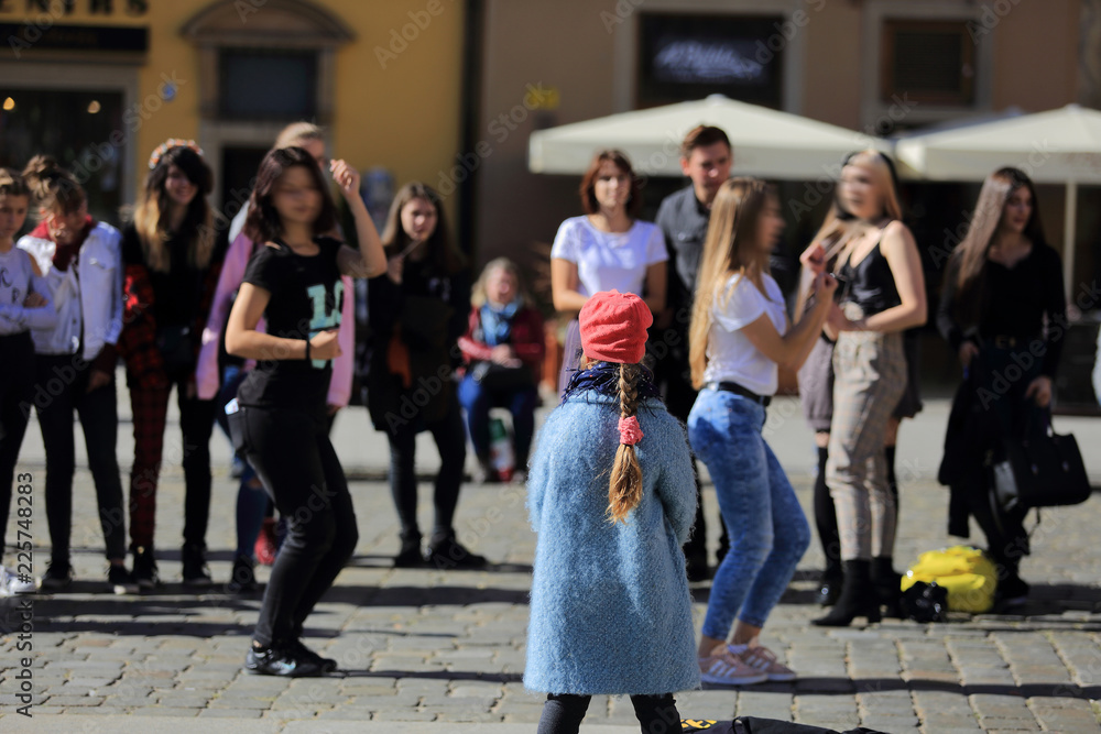 Anonimowa grupa młodych ludzi na rynku Wrocławia. - obrazy, fototapety, plakaty 