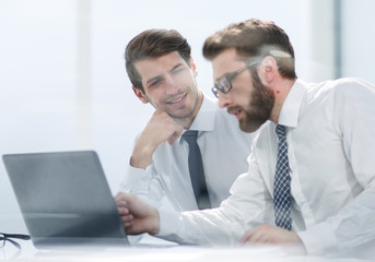 two business colleagues discuss online information