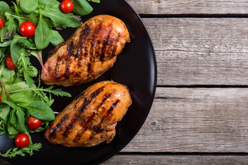 Wall Mural - Grilled chicken with spinath and tomatoes salad