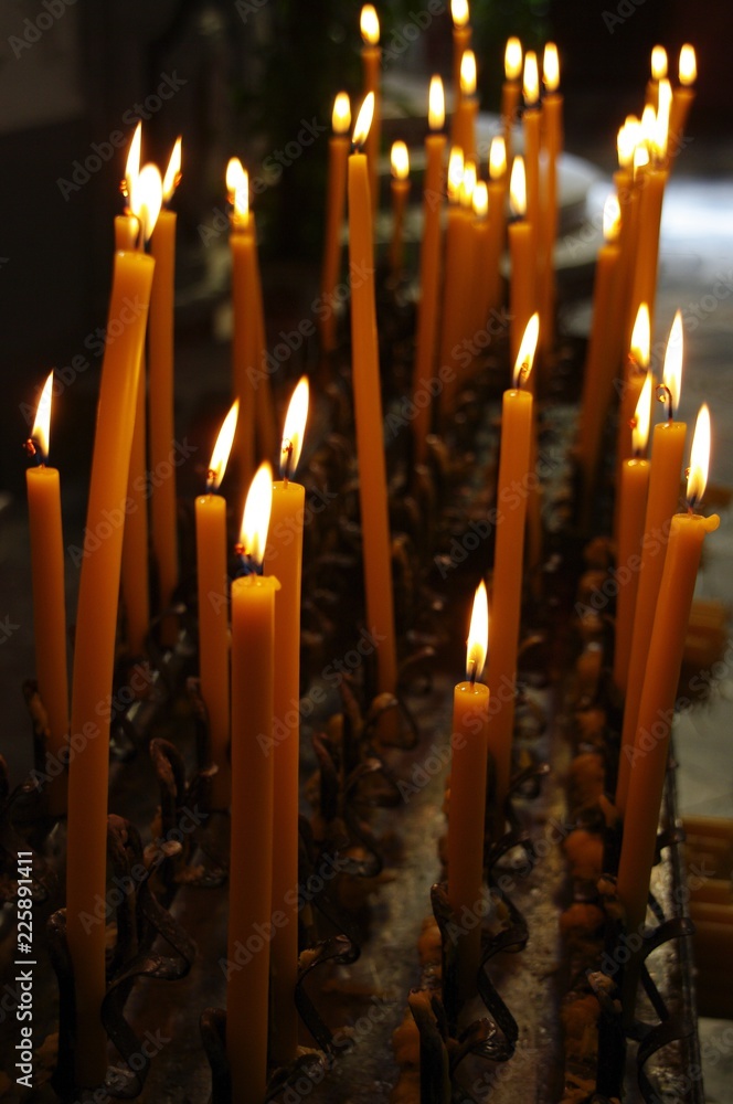 Płonące świeczki w kościele katolickim - obrazy, fototapety, plakaty 