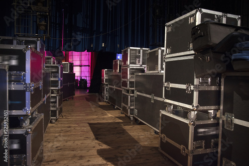Cuadros en Lienzo Preparing the stage for a concert