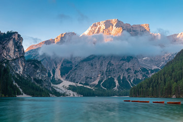 Tagesanbruch im Spätsommer am Pragser Wildsee, Südtirol 