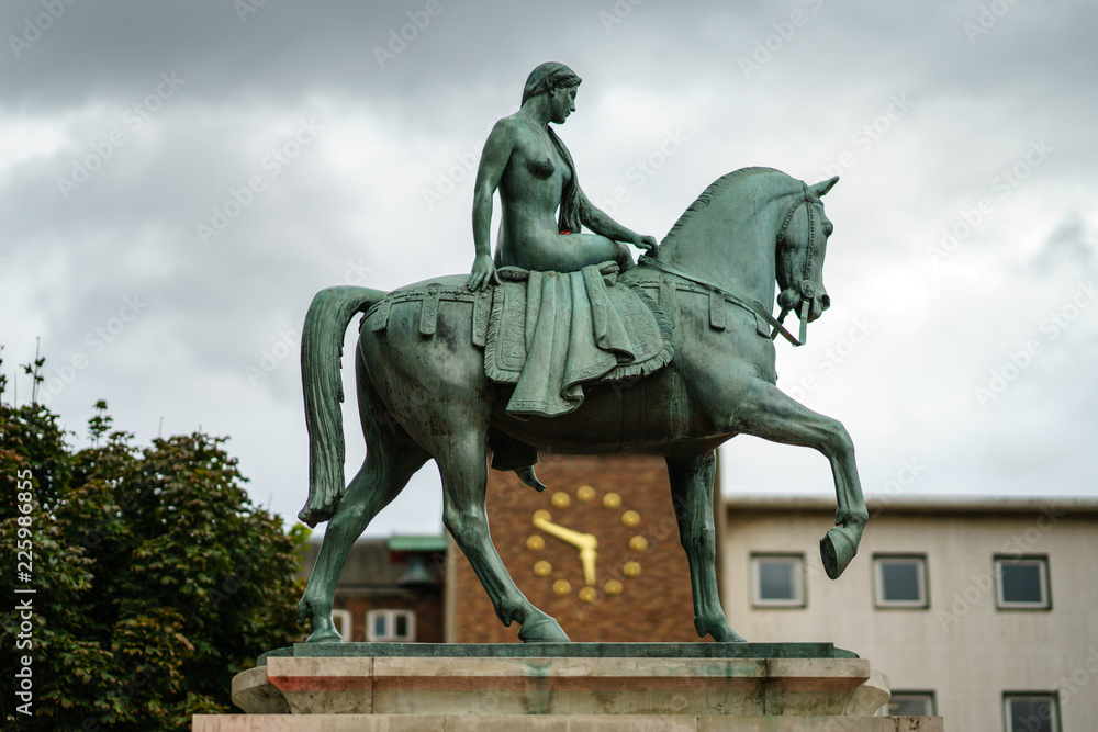 Coventry Town Centre Lady Godiva Statue Stock Photo Adobe Stock coventry-town-centre-lady-godiva-statue-stock-photo-adobe-stock