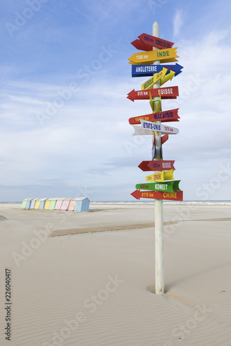 Fotografía Sign post with world destinations at the beach of Berck-Plage, France