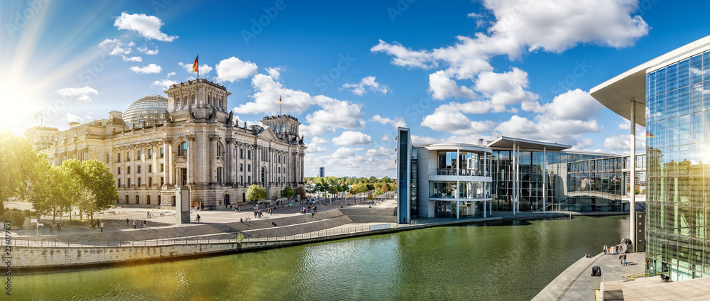 Obraz na płótnie panoramic view at the government district in berlin w salonie
