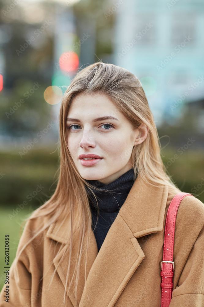 girl Young beautiful girl standing in the center of Moscow. Portrait of Russian  girl. Close up. の Stock フォト | Adobe Stock