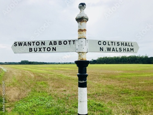 Cuadros en Lienzo Norfolk countryside fingerpost showing directions, Coltishall, Norfolk, UK