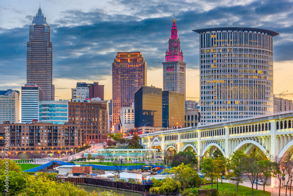 Cleveland, Ohio, USA downtown city skyline on the Cuyahoga River - obrazy, fototapety, plakaty 