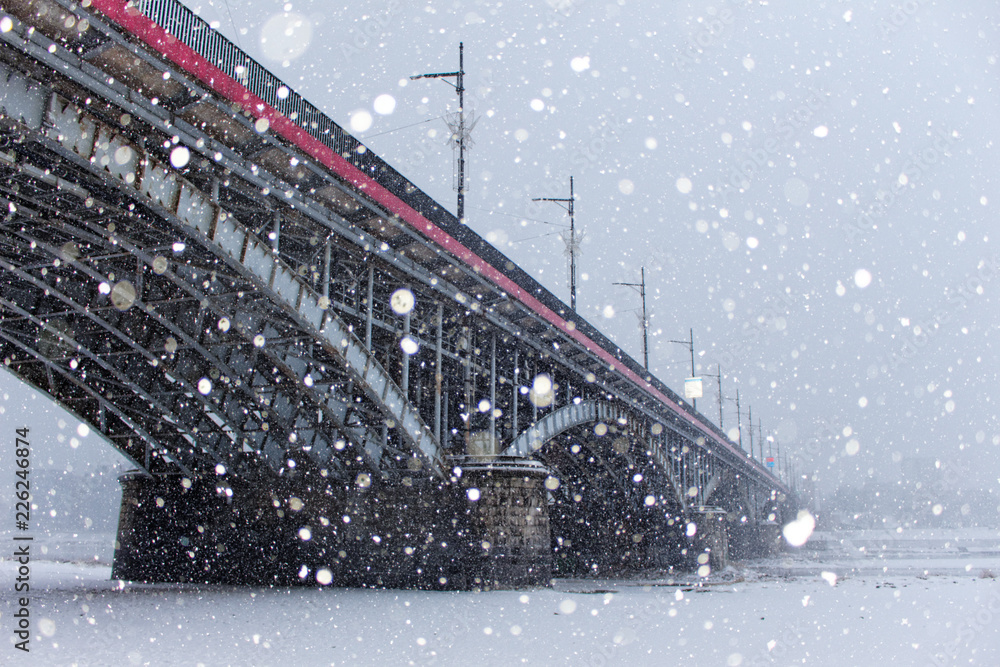 Śnieżyca przy moście Poniatowskiego, Warszawa, Polska - obrazy, fototapety, plakaty 