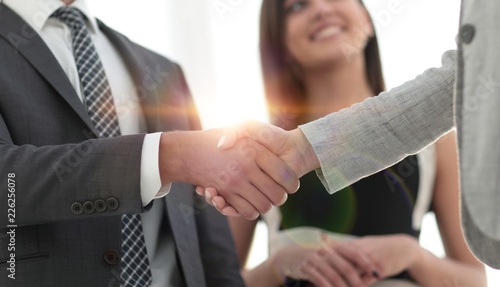 Cuadros en Lienzo Businesspeople shaking hands against room with large window loo