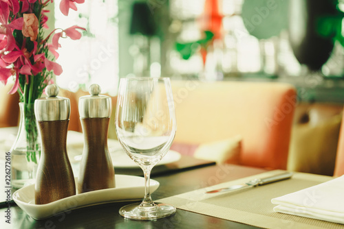 Zdjęcie XXL Piękny stół we francuskiej restauracji.