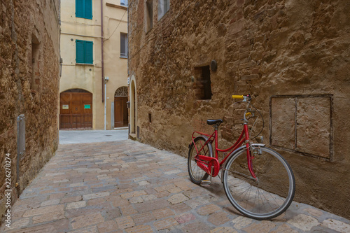 Dekoracja na wymiar  czerwony-rower-na-renesansowych-ulicach-i-architekturze