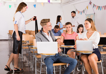 Canvas Print - Student group having break between lessons