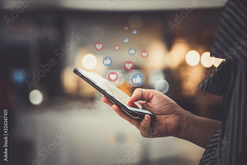 Cuadros en Lienzo Hand using smartphone with Social media concept.