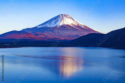 Obrazy Fudżi  o-zmierzchu-gora-fuji-jezioro-motosu-prefektura-yamanashi