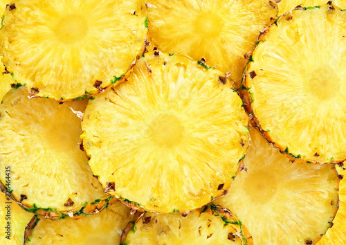 Dekoracja na wymiar  widok-z-gory-na-plasterki-owocow-ananasa-jako-teksturowane-tlo
