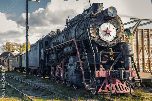 Obraz Lokomotywa  vintage-czarny-parowoz-pociag-z-wagonami-na-stacji