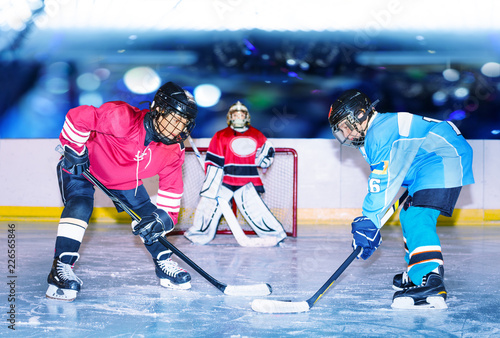 Fototapety Hokej  mlody-obronca-hokeja-w-akcji-na-lodowisku