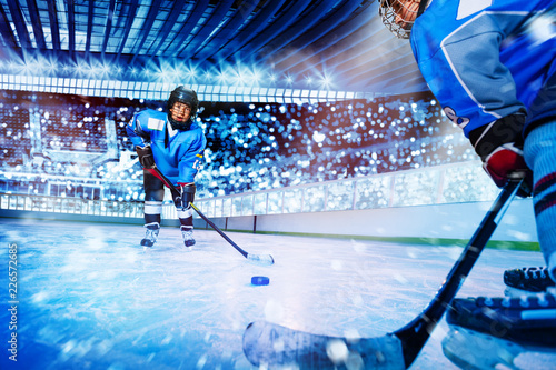 Fototapety Hokej  hokej-na-lodzie-przekazuje-krazek-koledze-z-druzyny