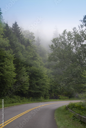 Fotografia  Low Clouds Blanket a Mountain Pass
