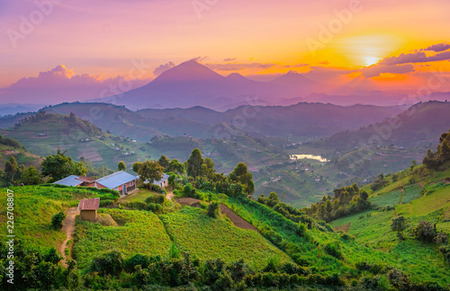Obraz na płótnie Kisoro Uganda piękny zachód słońca nad górami i wzgórzami pastwisk i gospodarstw w wioskach Ugandy. Niesamowite kolorowe niebo i niesamowity krajobraz do podróżowania i podziwiania piękna przyrody w Afryce