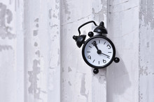 Tilte Black Clock Hang On The Peel Off Vintage White Pole