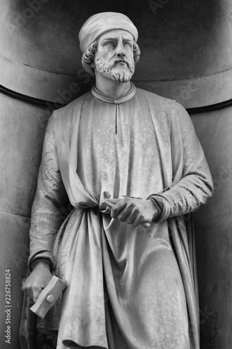 Fotografía The statue of Donatello outside the Uffizi colonnade in Florence