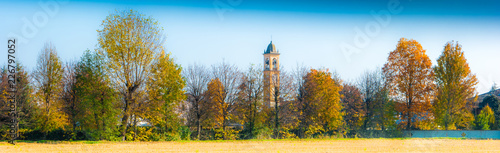 Fotomural panorama di campagna con campanile