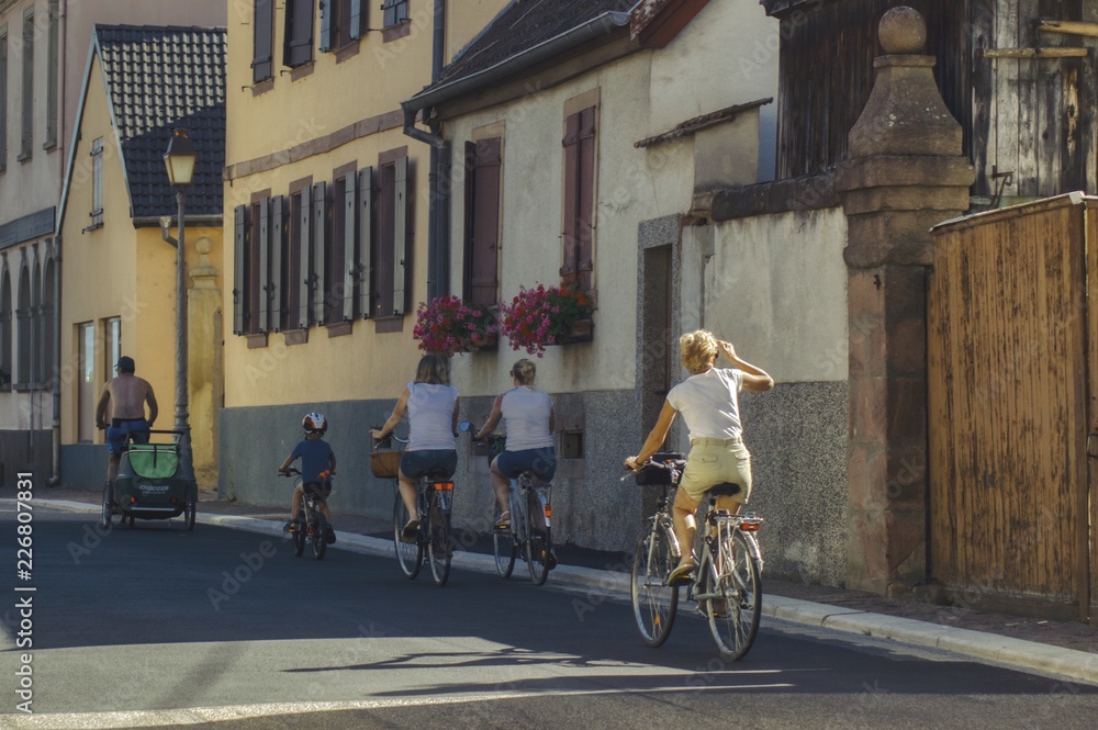 grupa na wycieczce rowerowej w słoneczny dzień - obrazy, fototapety, plakaty 