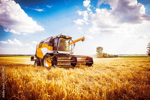 Carta da parati  Combine harvesters Agricultural machinery