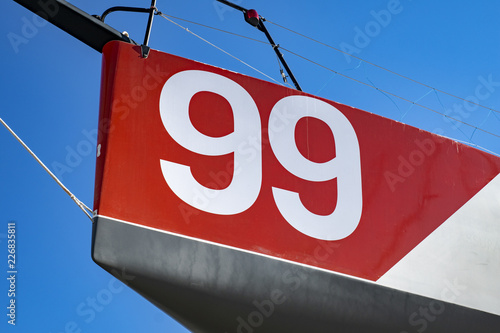 Photographie Le chiffre "99" sur fond rouge à bord du bateau